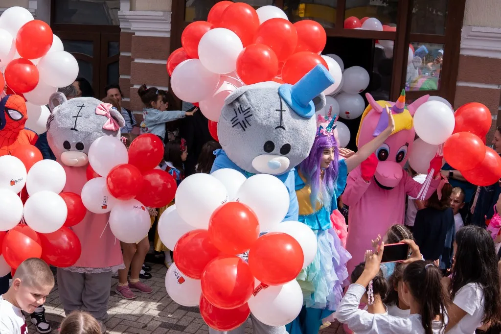 Evenimente corporate Iași — animatori și personaje la mall